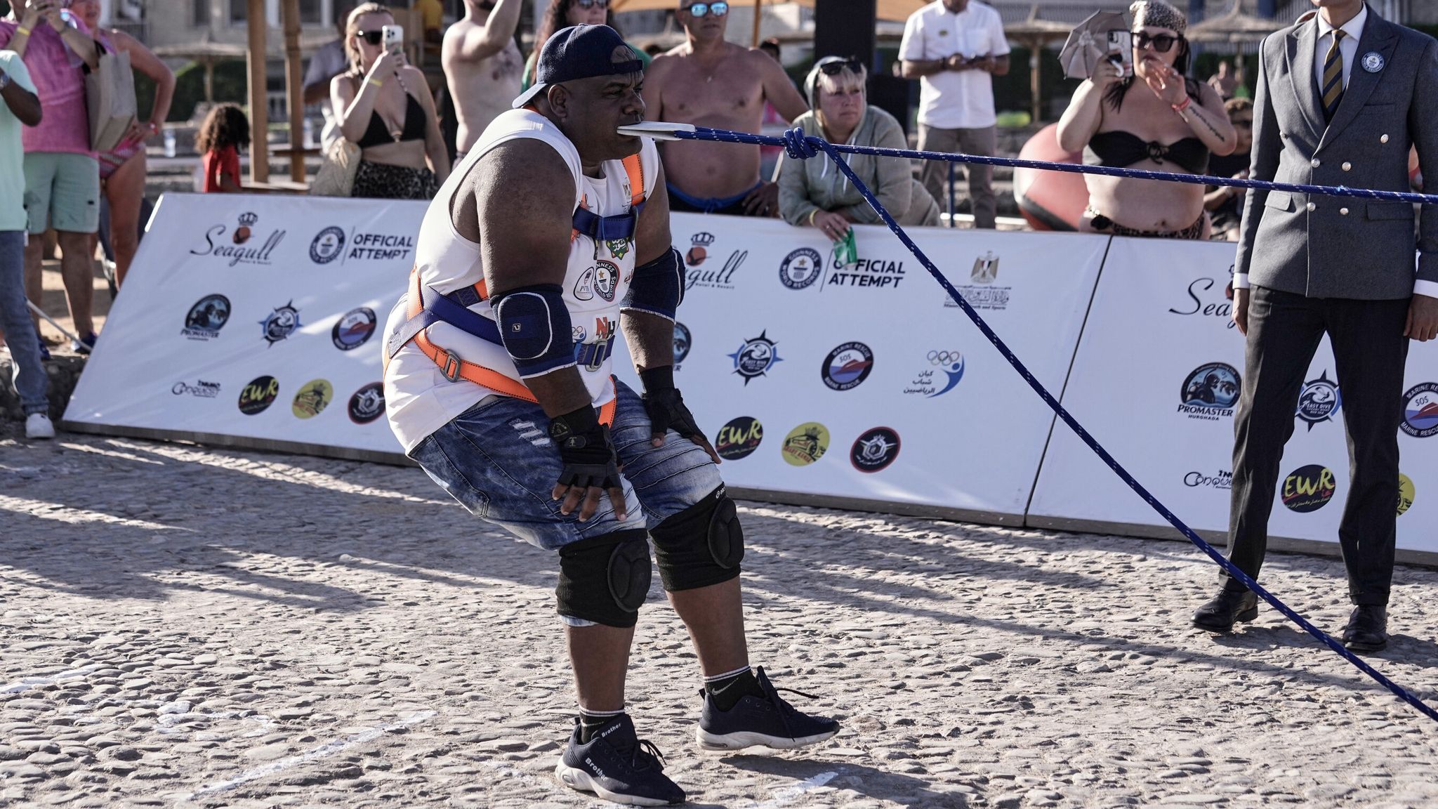 Egypt’s ‘strongman’ wrestler pulls ship using his teeth